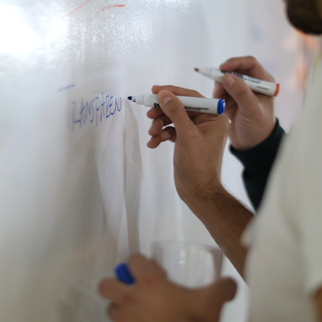 Un Scrum Board es un espacio donde se visualiza el trabajo que realizará un equipo al momento de planificar Sprints. Es decir, las acciones vinculadas a las entregas parciales que conllevan el testeo de un producto final.